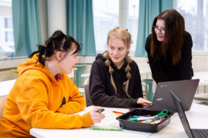 Read more about the article Kansanopistot ovat kaikilla mittareilla ammatillisen koulutuksen huippuosaajia – ja siksi toimivaa koulutusta ei saa heikentää