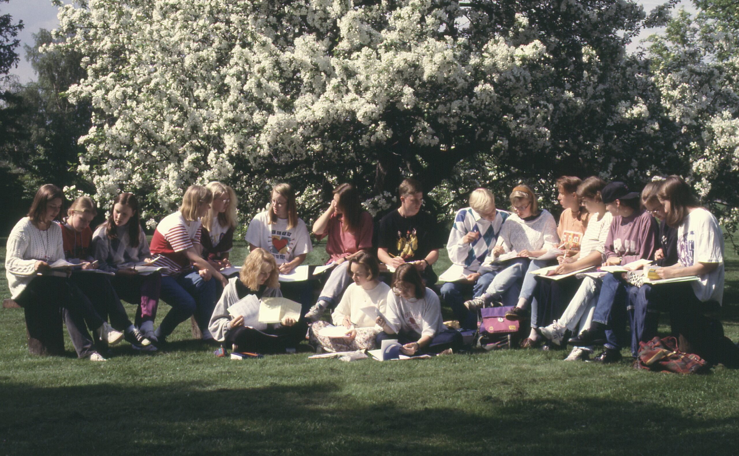 You are currently viewing Teatteria, pitkiä päiviä ja tiivistä yhteisöelämää – Ensimmäisten opiskelijoiden kokemuksia nuorisotyön koulutuksesta
